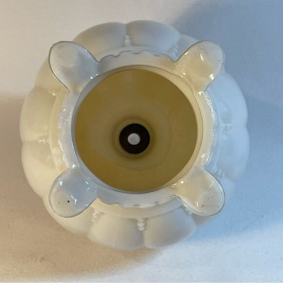 old ivory colored milk glass table lamp, vintage alacite Aladdin lamp shade - Picture 15 of 15